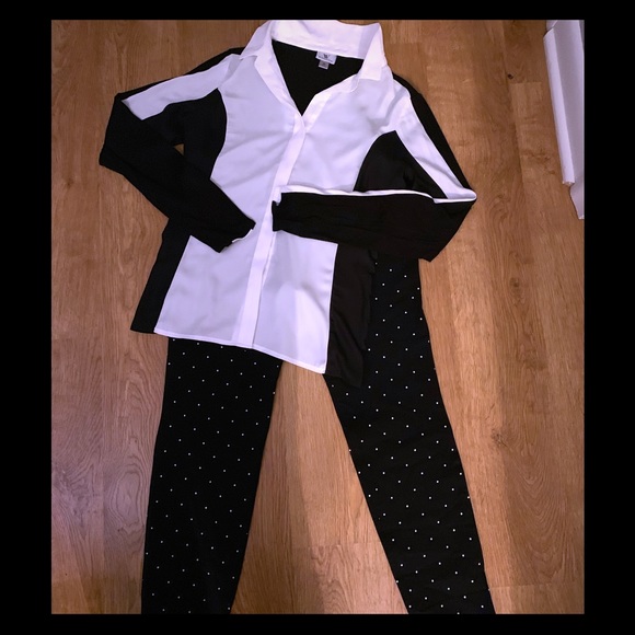 Women’s black & white blouse with Old Navy Capris - Picture 1 of 3